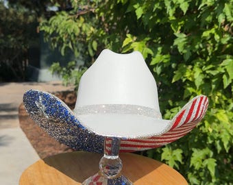 ¡Cualquier bandera! Sombrero de vaquera con pedrería. Boda western. Concierto country. Disfraz espacial. Trajes de dama de honor. Despedida de soltera.