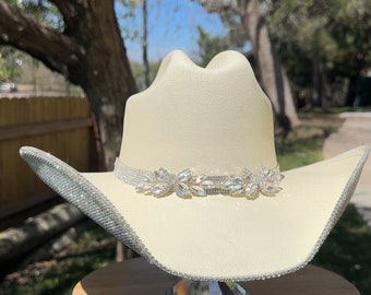 Sombrero de vaquera con pedrería y broche. Boda western. Concierto country. Disfraz espacial. Trajes de dama de honor. Despedida de soltera.