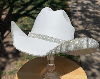 Sombrero de vaquera con diamantes de imitación y broche trenzado. Regalo de boda western. Concierto country.