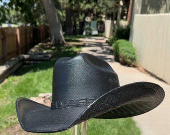 Sombrero vaquero de cuero negro. Sombrero de cualquier color. Cadena de cualquier color. Boda vaquera. Concierto campestre de vaquera. Trajes de dama de honor. Despedida de soltera.