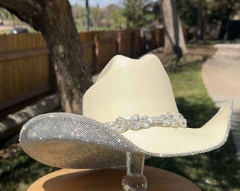 Sombrero de vaquera beige/canela con pedrería. Boda western. Concierto country. Disfraz espacial. Trajes de dama de honor. Despedida de soltera.