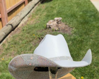 Sombrero de vaquera con pedrería y estampado triangular. Regalo de boda del oeste. Concierto country.