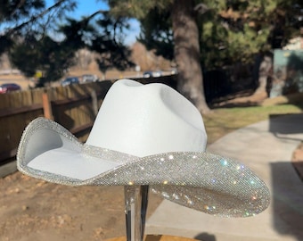 Sombrero de vaquera con pedrería. Hoja completa con borde en el ala. (Regalo de boda western. Concierto country)