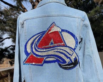 Chaquetas con pedrería. Logotipos de equipos deportivos o de cualquier otro tipo. Letras personalizadas. Bodas del oeste. Conciertos de música country. Trajes de dama de honor. Despedidas de soltera.