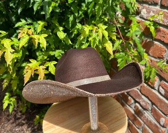 Sombrero de vaquera de fieltro negro o marrón con pedrería. Boda western. Concierto country. Disfraz espacial. Trajes de dama de honor. Despedida de soltera.