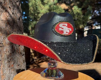 ¡Sombreros de vaquera con diamantes de imitación para equipos deportivos! Cualquier logo. Cualquier tipo de letra. Fútbol americano, baloncesto, béisbol, hockey, fútbol. También con logo personal.