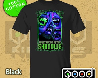 Lo que hacemos en las sombras Colmillos 5.3 oz. Camiseta