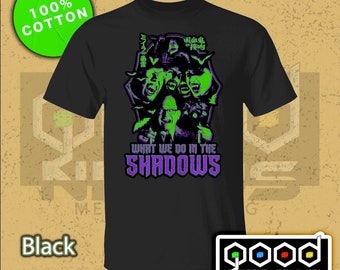 Lo que hacemos en las sombras 5.3 oz. Camiseta