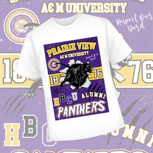 Könnte beinhalten: Weißes T-Shirt mit einem Grafikdesign für die Prairie View A&M University. Das Design beinhaltet den Universitätsnamen, einen Panther und den Text "Respect Our Yard".