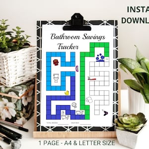 Op de afbeelding: Een zwart-wit klembord toont een printbare "Badkamer Spaar Tracker". Het ontwerp bevat een raster met badkamer-thema-iconen. De tekst luidt "Direct downloaden" en "1 pagina - A4 & Letter Size."