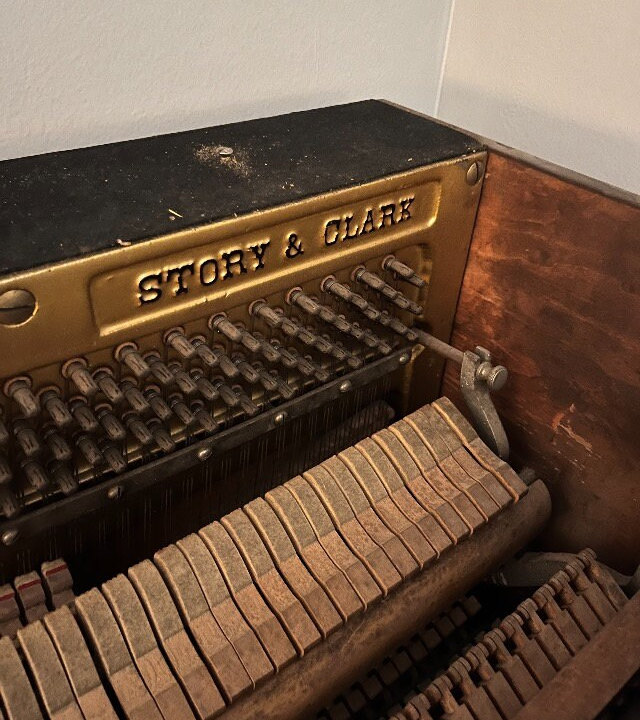 ストーリー&クラーク木製 ブラウン(アメリカ製) 1930's Story & Clark Dark Stained Walnut Upright Piano