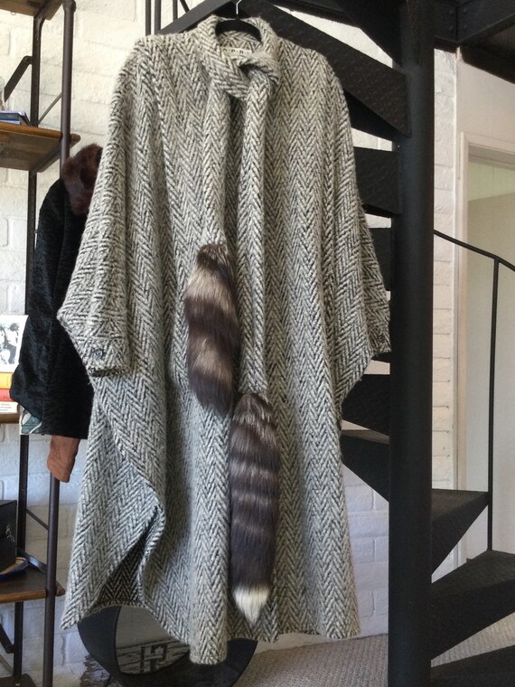 FABULOUS Vintage Wool and Fox Fur Cape Batwings b… - image 2