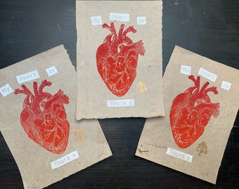 Könnte beinhalten: Drei handgemachte Karten mit einer roten anatomischen Herzillustration und dem Text "Mein Herz gehört dir" auf jeder Karte.