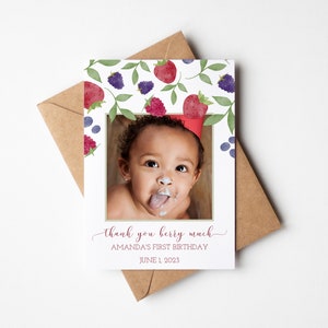 Berry First Birthday ~ Cartão de agradecimento com foto, opções dobradas e planas, modelo digital editável para impressão, suprimentos para a festa Berry First