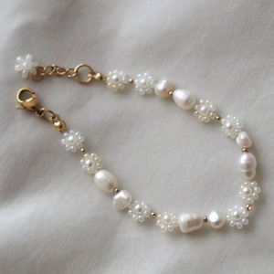 Dainty Pearl and Flower Bead Bracelet | White Daisy Bracelet | Pearl Flower Bracelet | Gift for Her