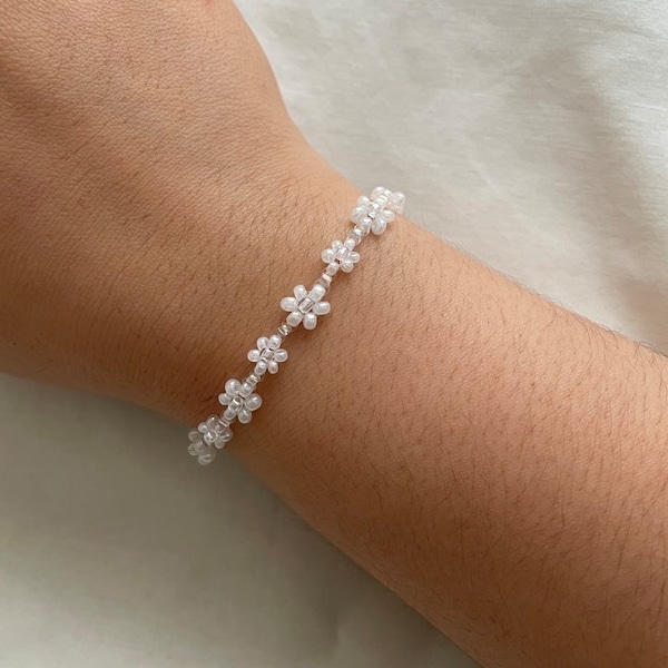 White Flower Bead Bracelet | Dainty Daisy Bracelet | White Daisy Chain Bracelet