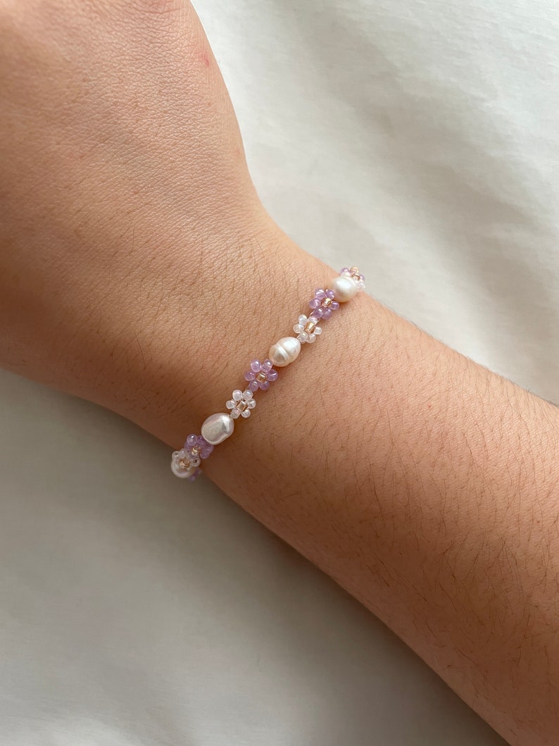 Lila bloem kralenarmband Sierlijke Daisy kralenarmband Parel en bloemkralenarmband Cadeau voor haar afbeelding 4