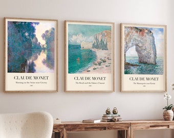 Puede incluir: Tres impresiones de arte enmarcadas que representan pinturas de Claude Monet. Las impresiones son de estilo minimalista con marcos blancos y fondo blanco. Las pinturas representan una escena de río, una escena de playa y un arco rocoso.