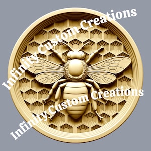 Op de afbeelding: Een gedetailleerde, lichtbruine, cirkelvormige reliëfsnede met een bij met uitgespreide vleugels, tegen een honingraatachtergrond. De tekst "Infinity Custom Creations" is op de afbeelding gedrukt.