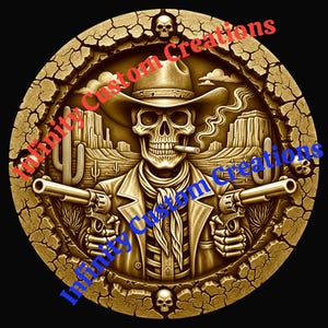 Puede incluir: Una escultura en relieve circular dorada que representa a un vaquero esquelético con sombrero y abrigo, sosteniendo dos revólveres. El fondo muestra un paisaje desértico con cactus y mesas. El texto "Infinity Custom Creations" está superpuesto.