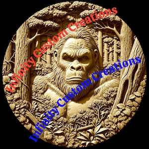 Op de afbeelding: Een gedetailleerd, cirkelvormig reliëfsculptuur van een Bigfoot-figuur in een bosrijke omgeving. Het kunstwerk is uitgevoerd in bruin- en tinten, met het gezicht en lichaam van de Bigfoot prominent weergegeven tussen bomen en bladeren. De woorden "Infinity Custom Creations" staan op de afbeelding.