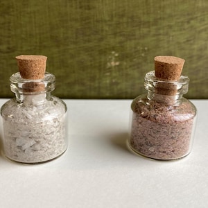 Mondstein Sand & Rubin Sand aus Tansania im Glas | Mineraliensand Raritäten Probe | Mineralien Geschenk für Sammler und Naturfreunde