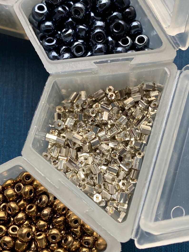 70 g craft beads 3 mm, 4 mm in the sorting box image 3