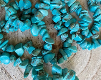 Howlite nuggets chips, turquoise colored, strand 80 cm