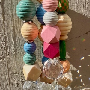 Sonnenfänger aus Holzperlen mit Kristall | Boho Fensterdeko | Handmade Deko Anhänger