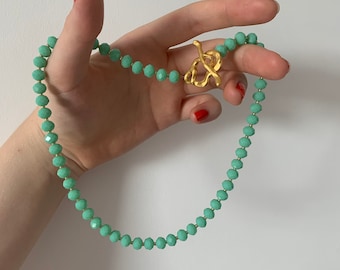 Collana di perline verdi e oro