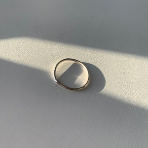 Pu&ograve; includere: Un anello semplice a fascia d'argento.