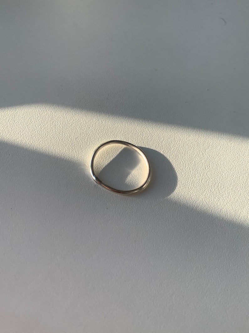 Pu&ograve; includere: Un anello semplice a fascia d'argento.