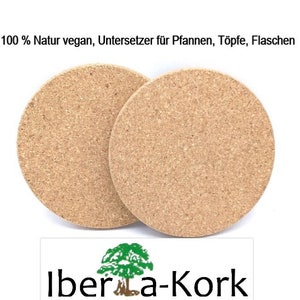 Könnte beinhalten: Zwei runde, hellbraune Untersetzer aus Kork. Die Untersetzer bestehen aus natürlichem Korkmaterial. Der Text "100% Natur vegan, Untersetzer für Pfannen, Töpfe, Flaschen" steht oben. Das Logo "Iber a-Kork" befindet sich unten.