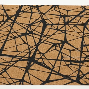 Könnte beinhalten: Ein Korkuntersetzer mit einem schwarzen geometrischen Muster. Das Muster ähnelt einem Netz oder einem Netzwerk von Linien.