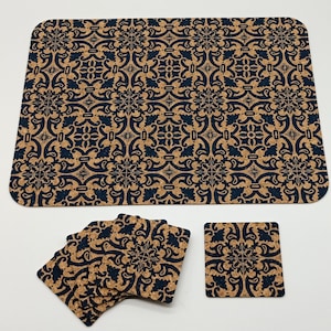 Può includere: Un set di sei sottobicchieri in sughero con un motivo geometrico blu e marrone. I sottobicchieri sono in sughero e hanno una forma quadrata.