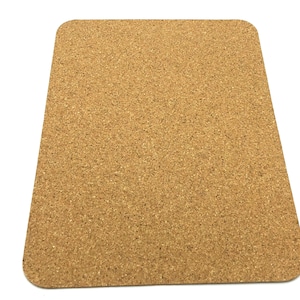 Peut inclure: Un tableau en liège rectangulaire avec une surface texturée brune.