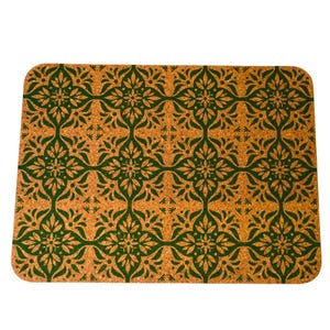 Può includere: Un sottobicchiere in sughero con un motivo geometrico verde e marrone. Il sottobicchiere è rettangolare e ha una superficie liscia.