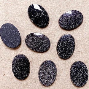Piedra preciosa de cabujón de forma ovalada de arenisca azul de todos los tamaños para la fabricación de joyas, anillos de piedra solar brillante, collar, piedra dorada, juego de 2 piezas, regalo