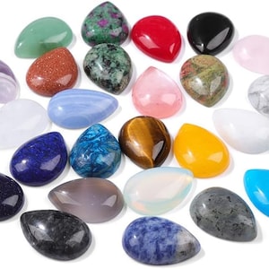Peut inclure: Assortiment de 25 cabochons de pierres précieuses de différentes couleurs et motifs, notamment vert, bleu, rouge, rose, blanc, noir et marron. Chaque cabochon a la forme d'une larme et mesure environ 2 cm de long.