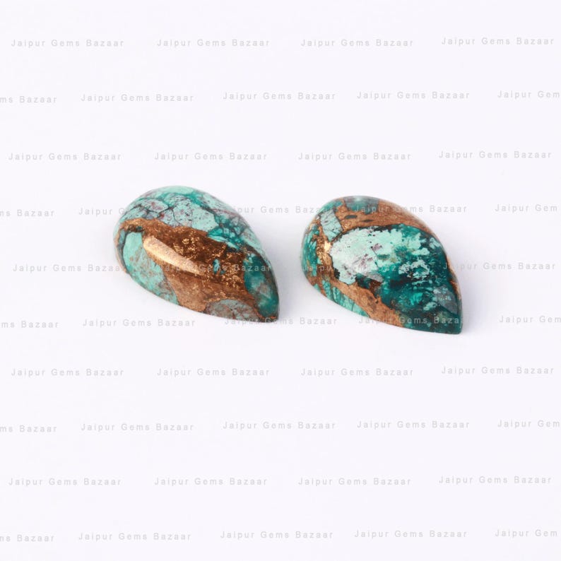 Puede incluir: Dos cabujones de turquesa en forma de l&aacute;grima con inclusiones de cobre. Los cabujones son de un verde vibrante con acentos marrones y dorados.