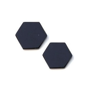 Puede incluir: Dos pendientes hexagonales negros.