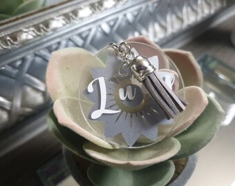 Brelok z motywem kwiatowym.