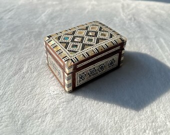 Exquisite Mother-of-Pearl Inlaid Jewellery Box - Handcrafted, Velvet-Lined, Vintage-Inspired Luxury Jewellery Box