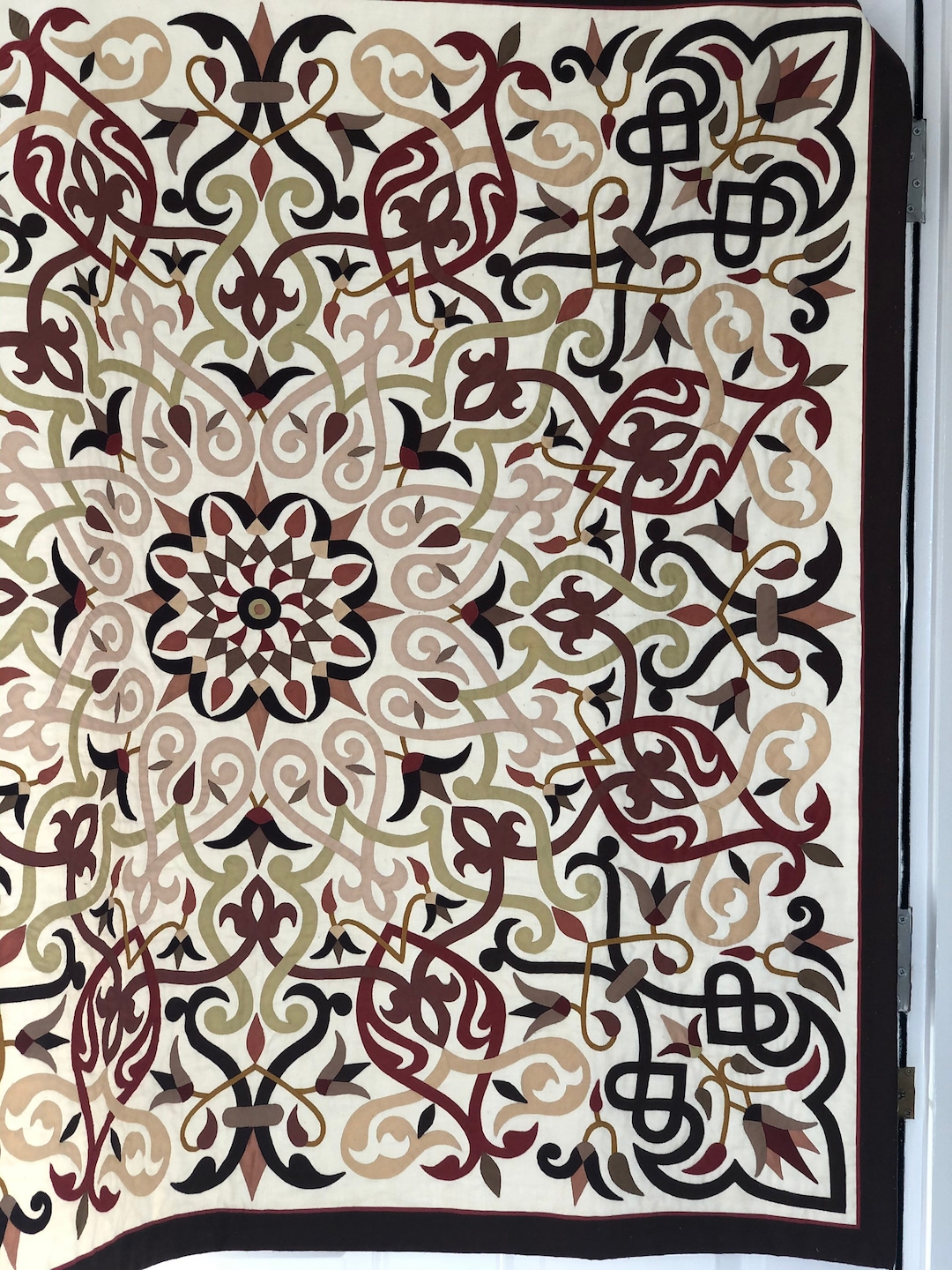 Décor Murial En Coton Brodé Main – Motif Floral Arabesque Égyptien Khayamiya | 68 X 19 Pouces