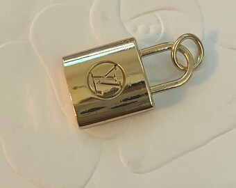 chanel zipper pull