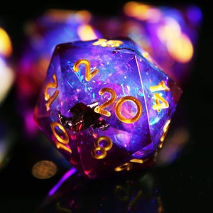 Gold Leaf Amethyst Resin Sharp Edge Dice, Handmade Polyhedral Dice Set of 7, Purple Gemstone RPG Aesthetic DnD D20 for Roleplaying games