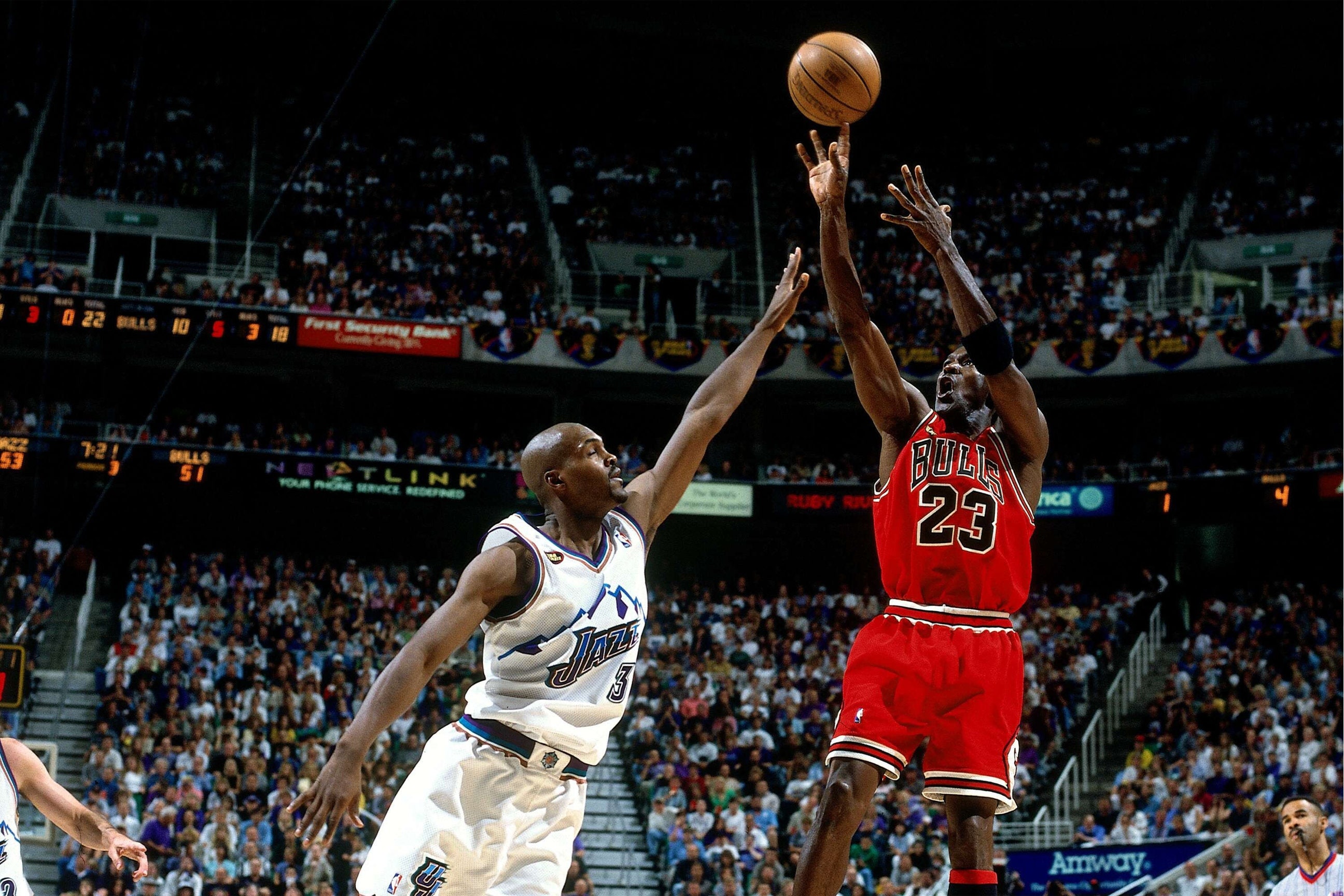 Download Michael Jordan in His Classic Bull's Jersey Wallpaper