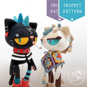 Op de afbeelding: Twee gehaakte kattenpoppen. Eén is zwart met een rode kraag, gestreept shirt en blauwe en rode laarzen. De andere is wit met een kleurrijke poncho. De afbeelding bevat de tekst "CROCHET PATTERN".