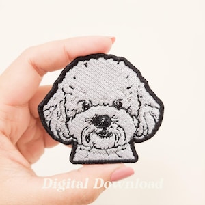 Könnte beinhalten: Gestickter Aufnäher mit einem stilisierten, hellgrauen Hundegesicht mit schwarzer Umrandung. Der Hund hat ein flauschiges Aussehen, mit detaillierten Stichen, die seine Merkmale definieren. Der Aufnäher wird in einer Hand gehalten, mit dem Text "Digital Download" unten.