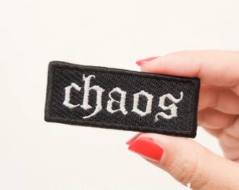 Naszywka haftowana Chaos: projekt logo z napisami (do pobrania w wersji cyfrowej)